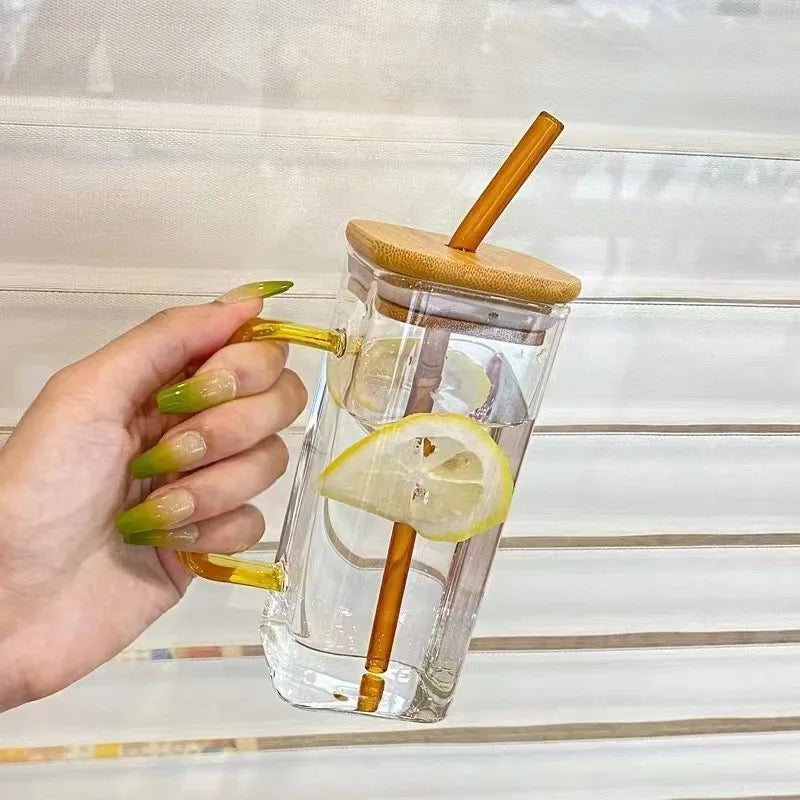Tasse en verre avec paille