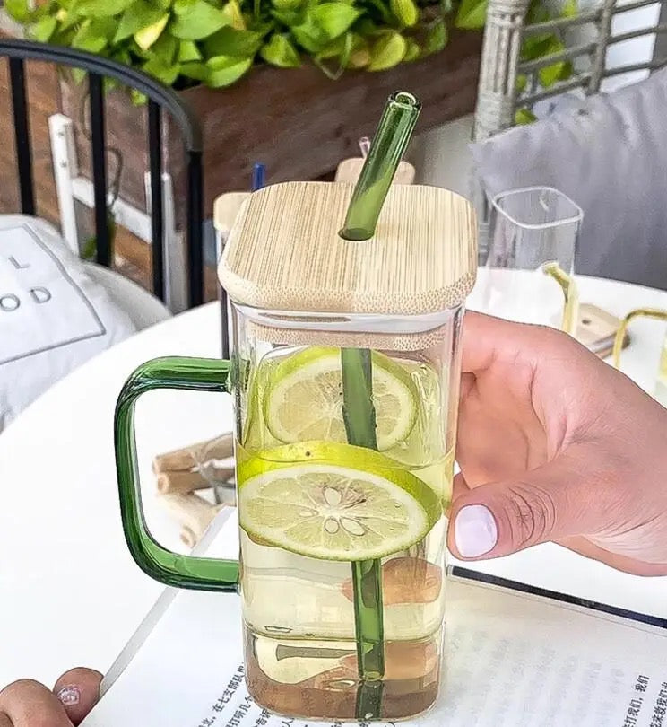 Tasse en verre avec paille