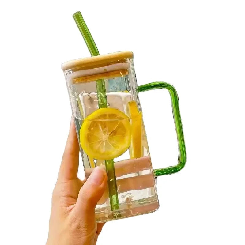 Tasse en verre avec paille