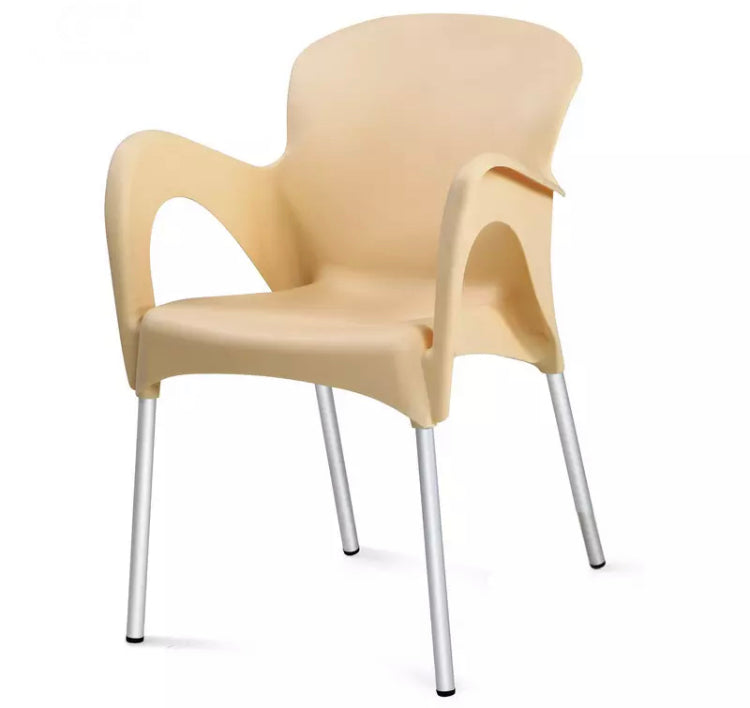 Chaise en plastique avec pieds en fer